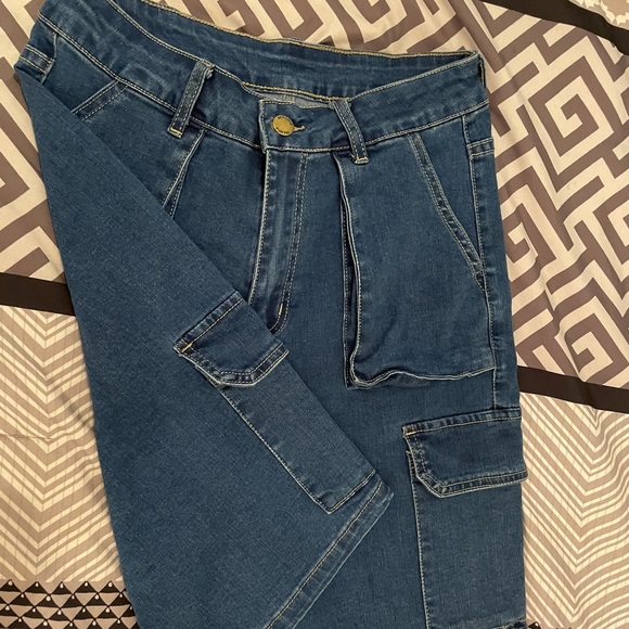 Shein Flip flap plckets denim cargo bermudas. US S. extremely stretchy material - Picture 8 of 8